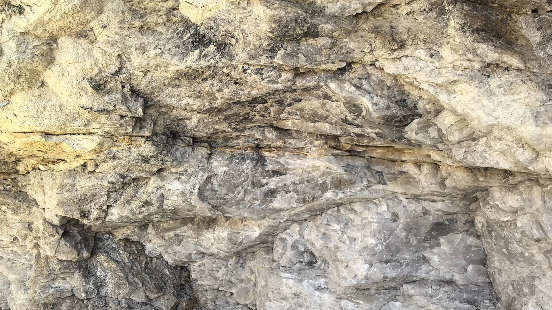 Quartz processing stage: prepare the mineral
