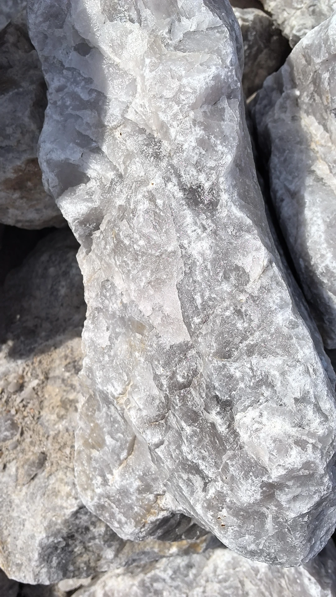 Quartz sand handling and storage at the production site